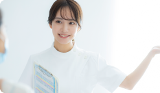 患者さんを案内する看護師画像