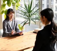 志望動機の書き方や面接の方法を聞いている看護師