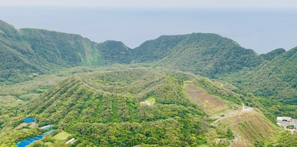 二重カルデラ火山の島の画像